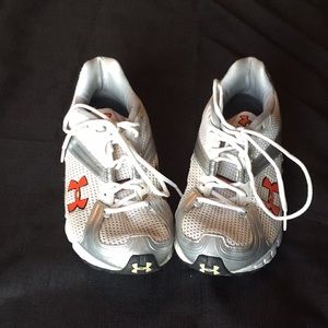 Size 9 women’s under armour tennis shoes.